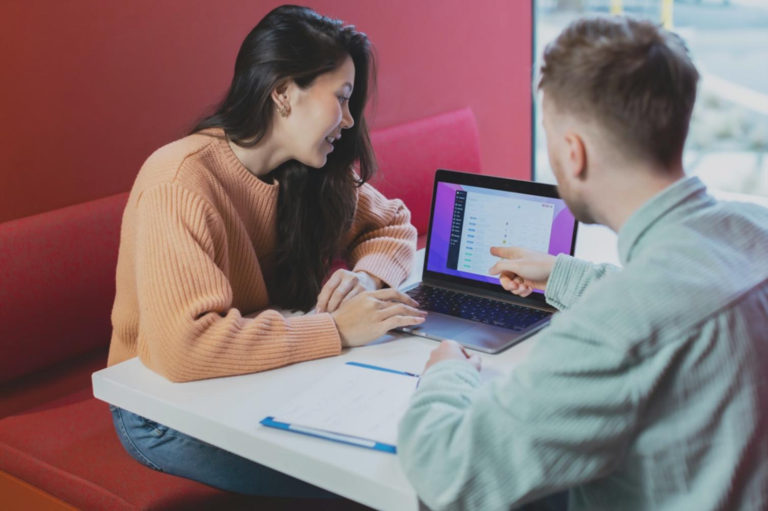 Equipo Domain trabajando en análisis SEO y de mercado